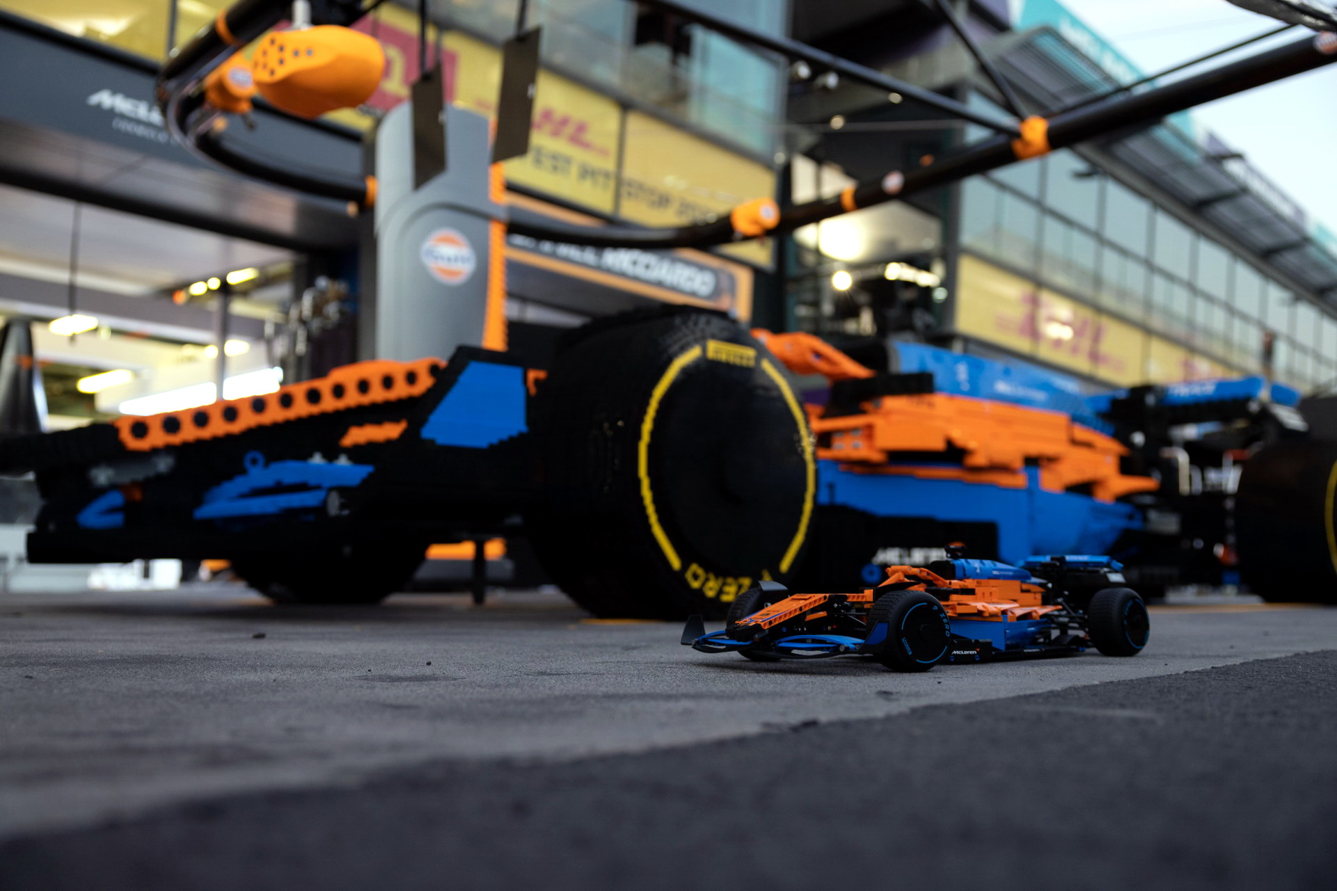 Компания LEGO представила полноразмерную модель гоночного болида McLaren F1  на Гран-при Австралии