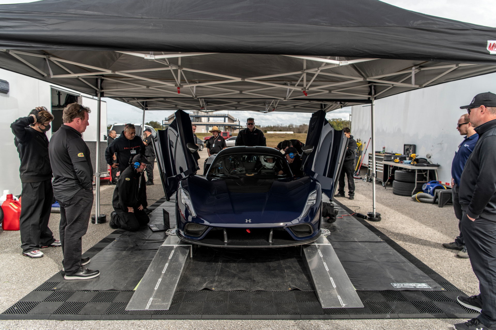 Гиперкар Hennessey Venom F5 разогнали до 437 км/ч на испытательном полигоне  во Флориде