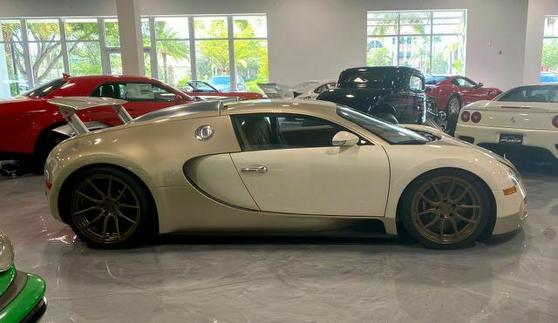 Суперкар Bugatti Veyron с небольшим пробегом оценили в $1,6 миллиона из-за  цвета