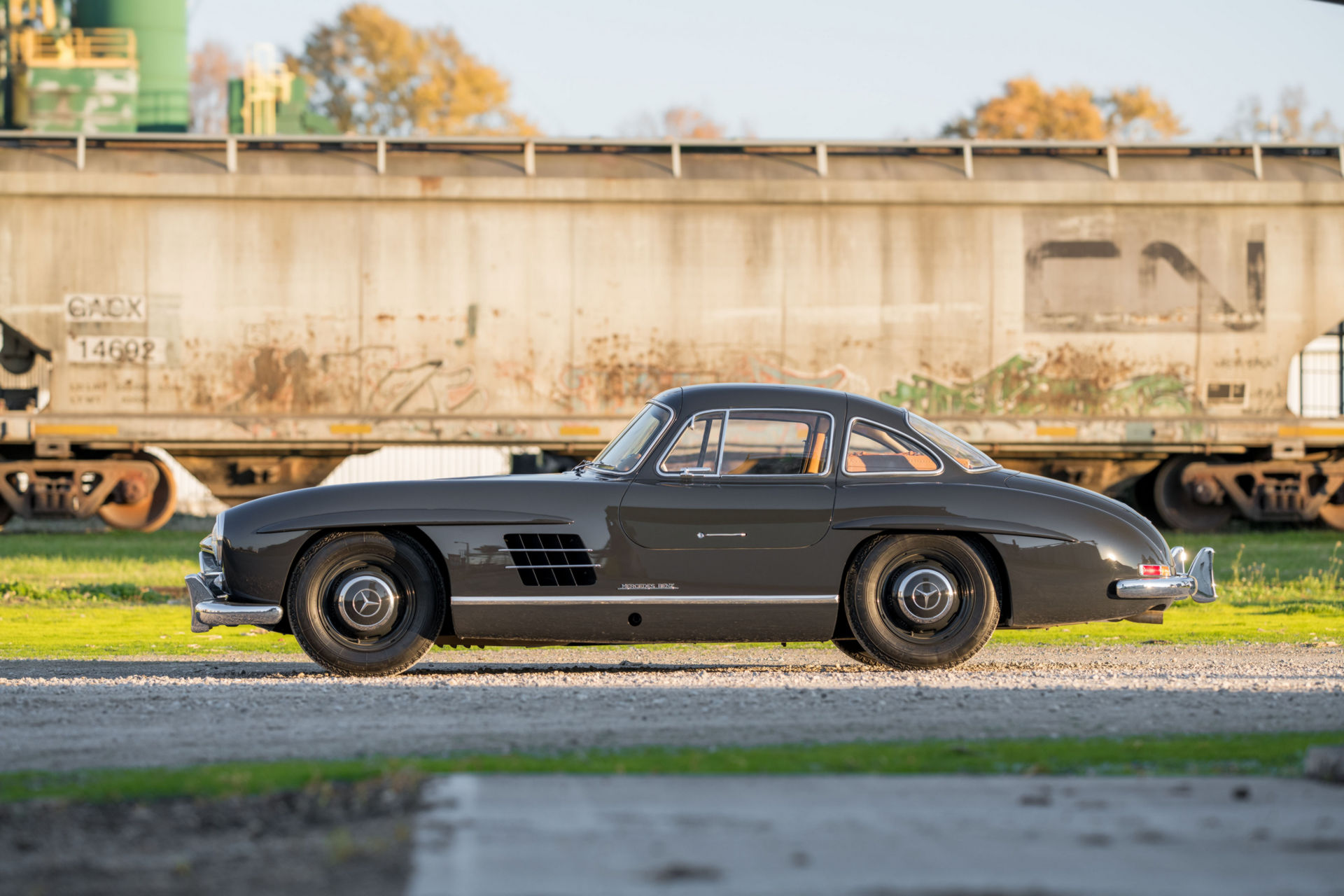 Один из двух Mercedes-Benz 300 SL Gullwings 1955 года в темно-сером цвете  «Dunkelgrau» может быть продан за 1,65 млн долларов