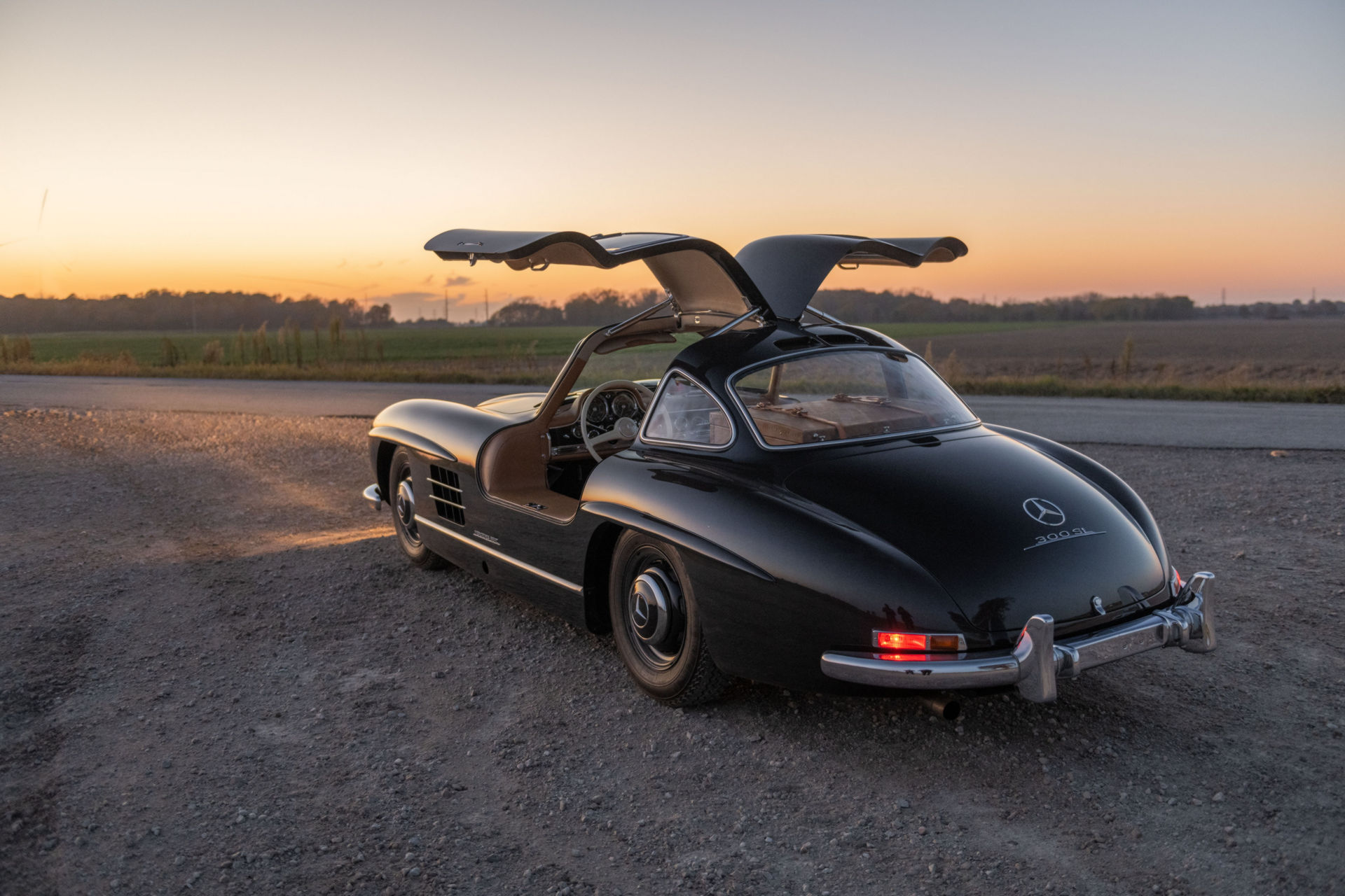 Один из двух Mercedes-Benz 300 SL Gullwings 1955 года в темно-сером цвете  «Dunkelgrau» может быть продан за 1,65 млн долларов