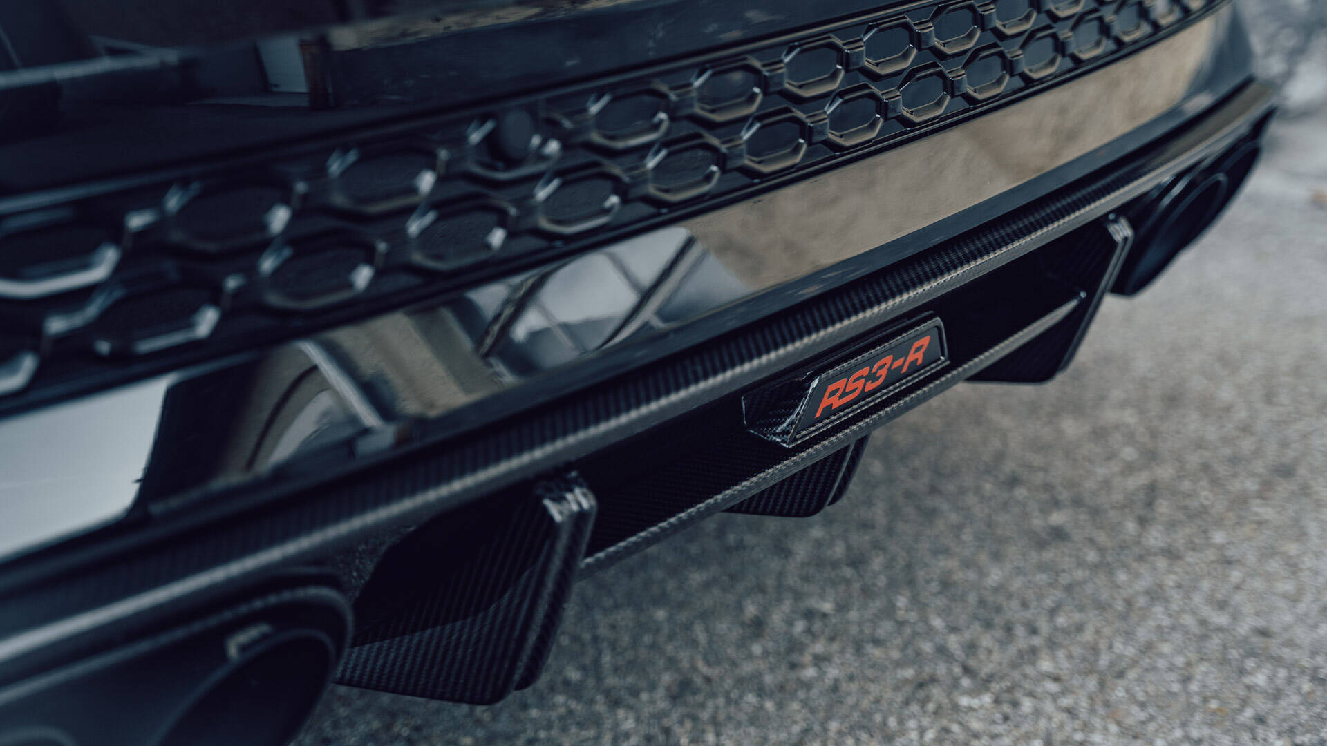Спортседан AUDI RS 3 получил карбоновый обвес от ателье ABT и стал на 3 сантиметра ниже