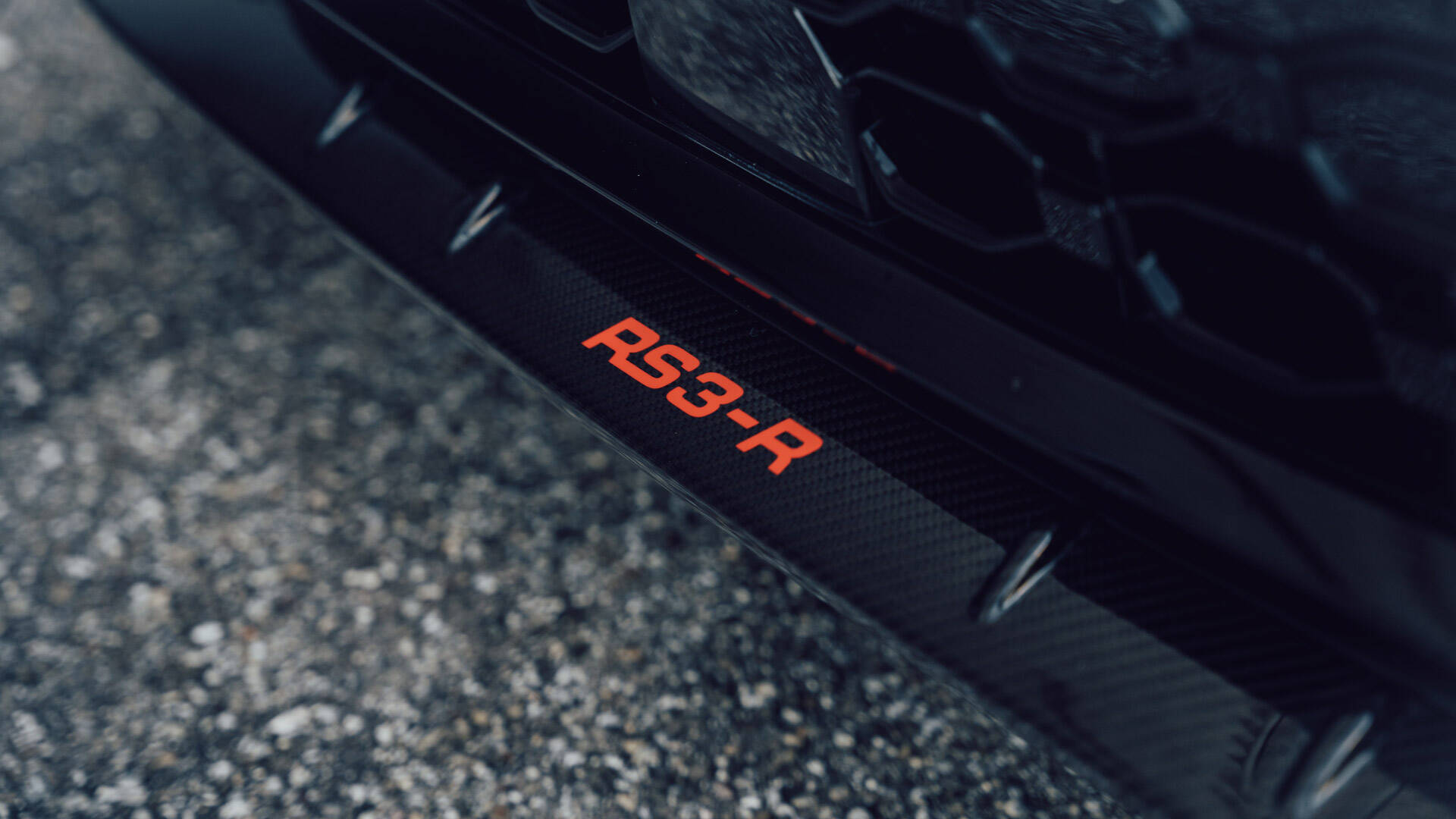 Спортседан AUDI RS 3 получил карбоновый обвес от ателье ABT и стал на 3 сантиметра ниже