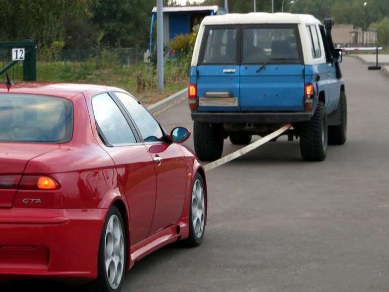 Автосайт «За рулем» сообщил 3 ошибки, которые убивают автомашину с АКПП при буксировке