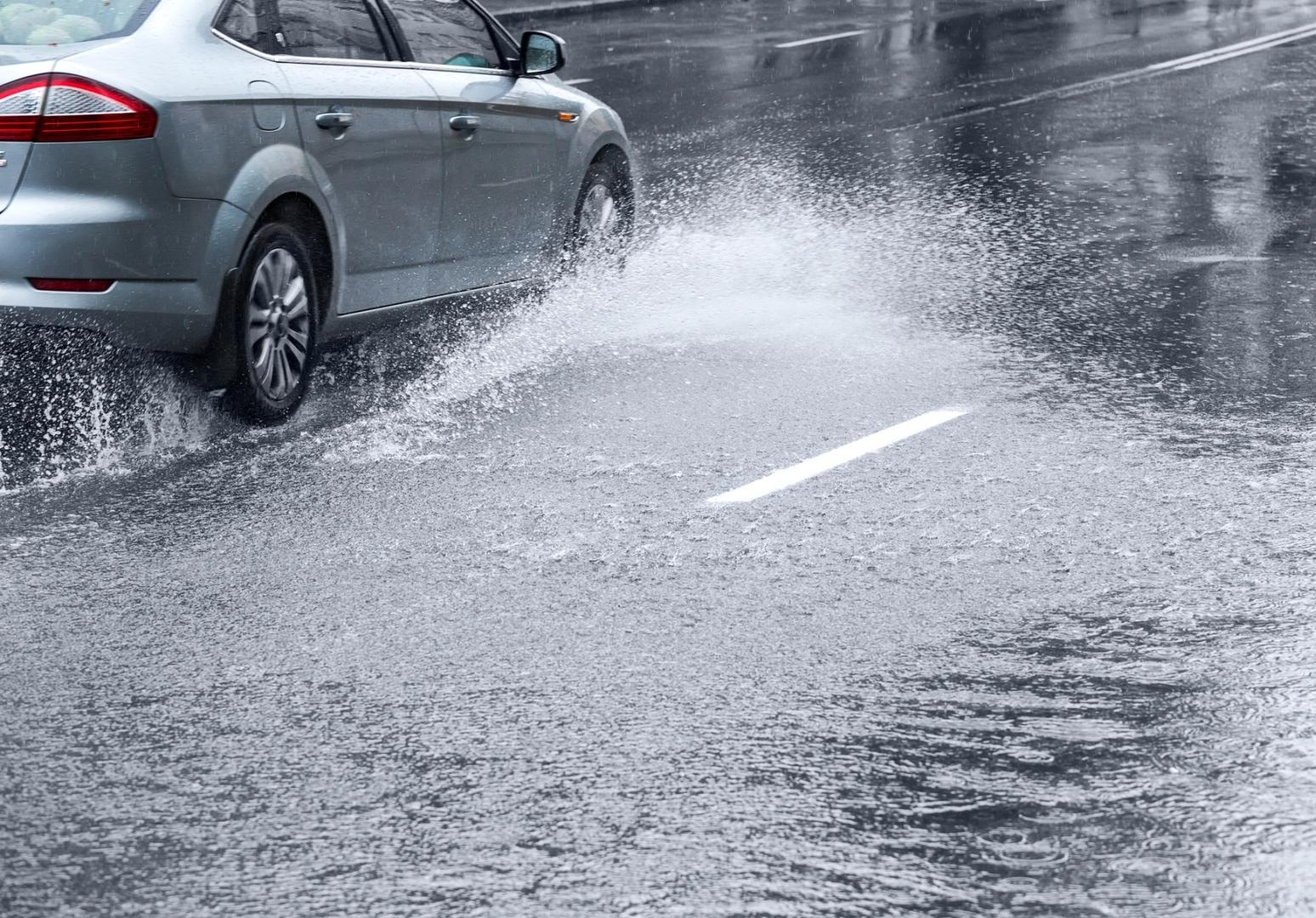 Машина на мокрой дороге