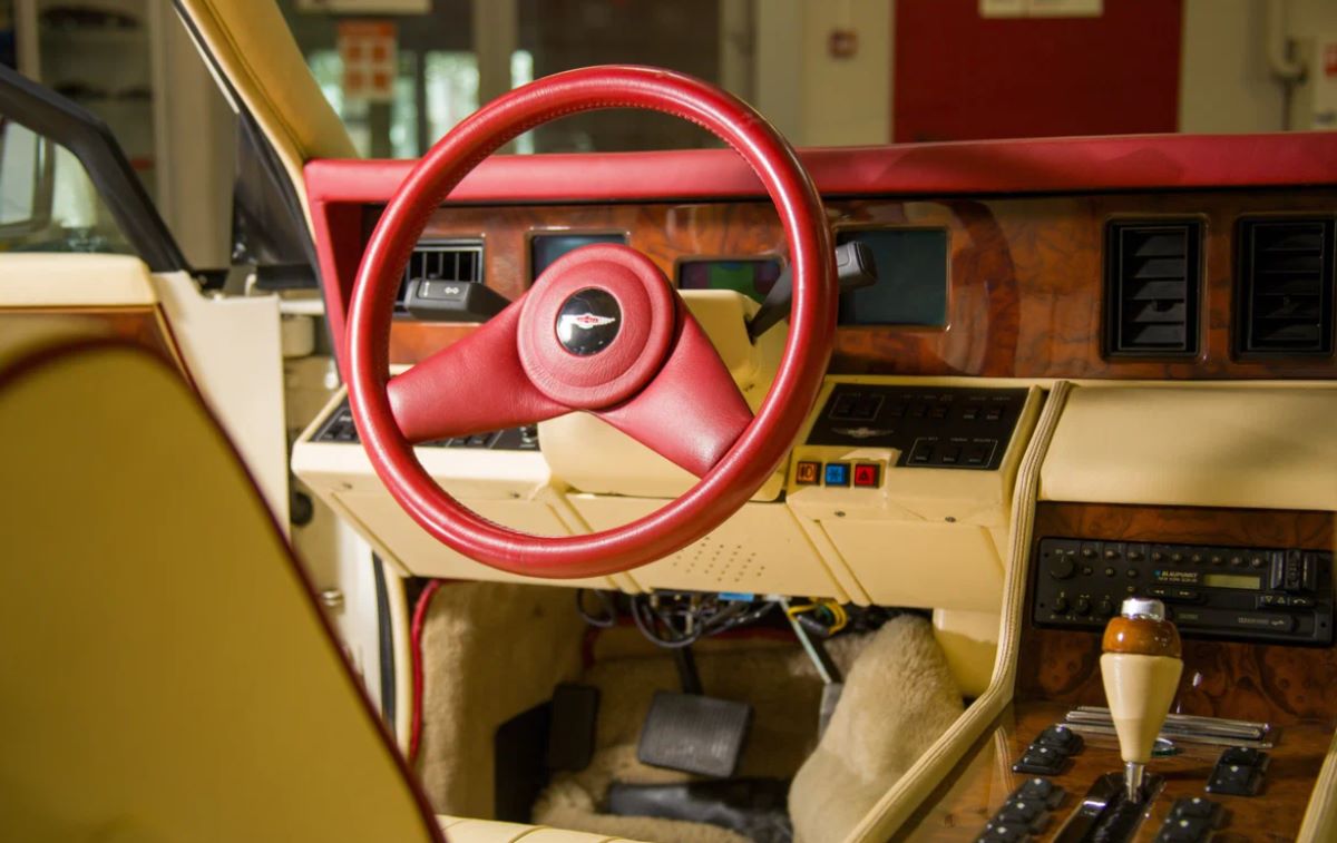 Коллекционный седан Aston Martin из 1980-х мгновенно нашел своего владельца в России