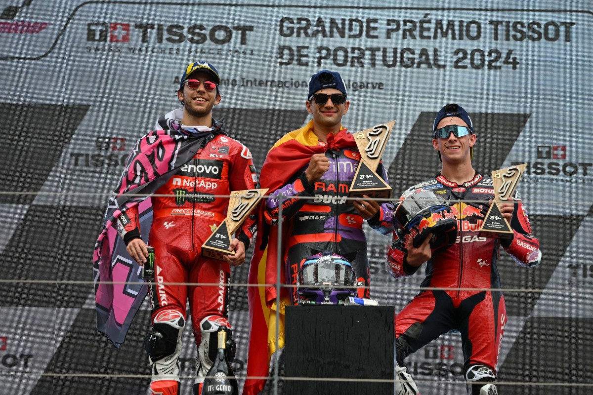 Хорхе Мартин побеждает на Гран-при Португалии MotoGP и лидирует в общем зачете.