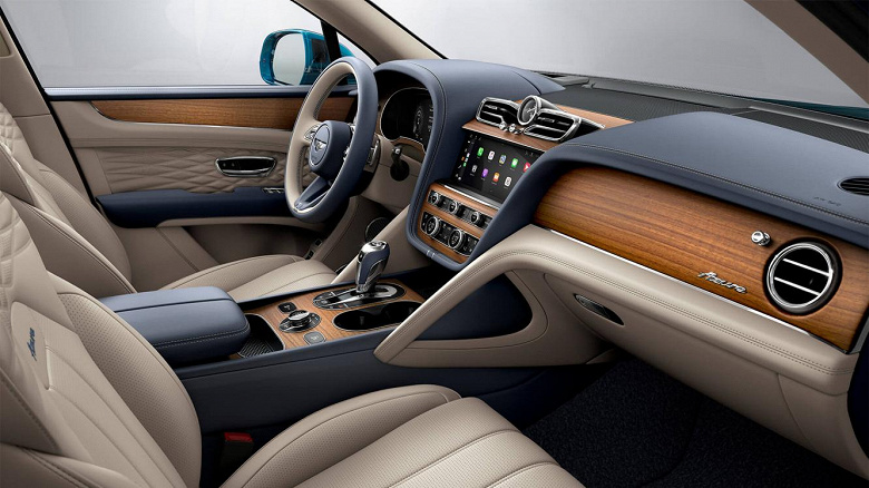 В Россию доставили Bentley Bentayga Individual 2024 в эксклюзивном пурпурном оттенке.
