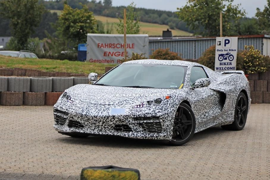 Интерьер нового Chevrolet Corvette лишился рычага коробки передач Интерьер нового Chevrolet Corvette лишился рычага коробки передач
