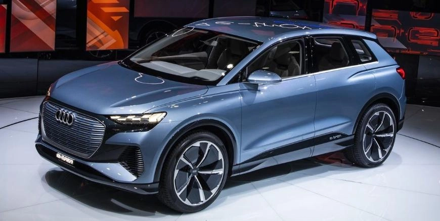 Автовладельцам Audi Q4 e-tron предоставят на выбор более 20 рисунков фар Автовладельцам Audi Q4 e-tron предоставят на выбор более 20 рисунков фар