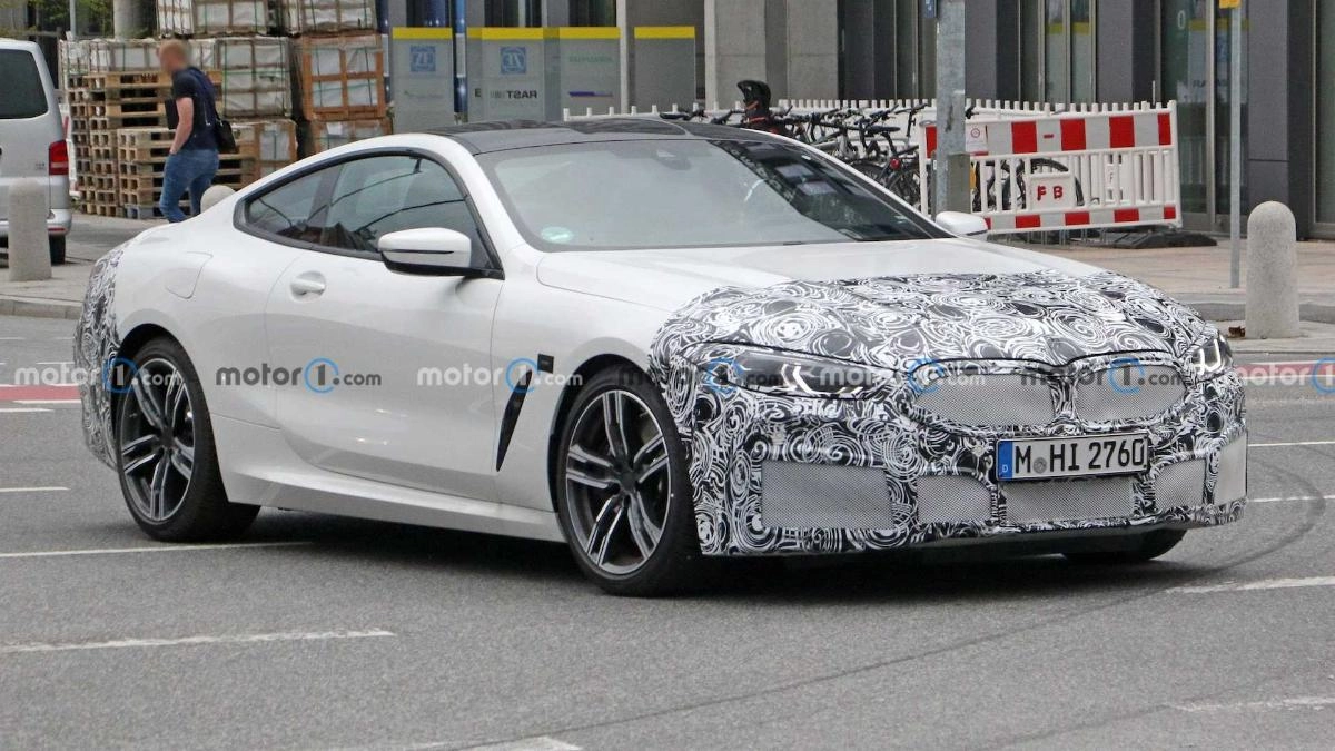 Новый BMW 8 Series Coupe показали внутри и снаружи с минимальным камуфляжем 