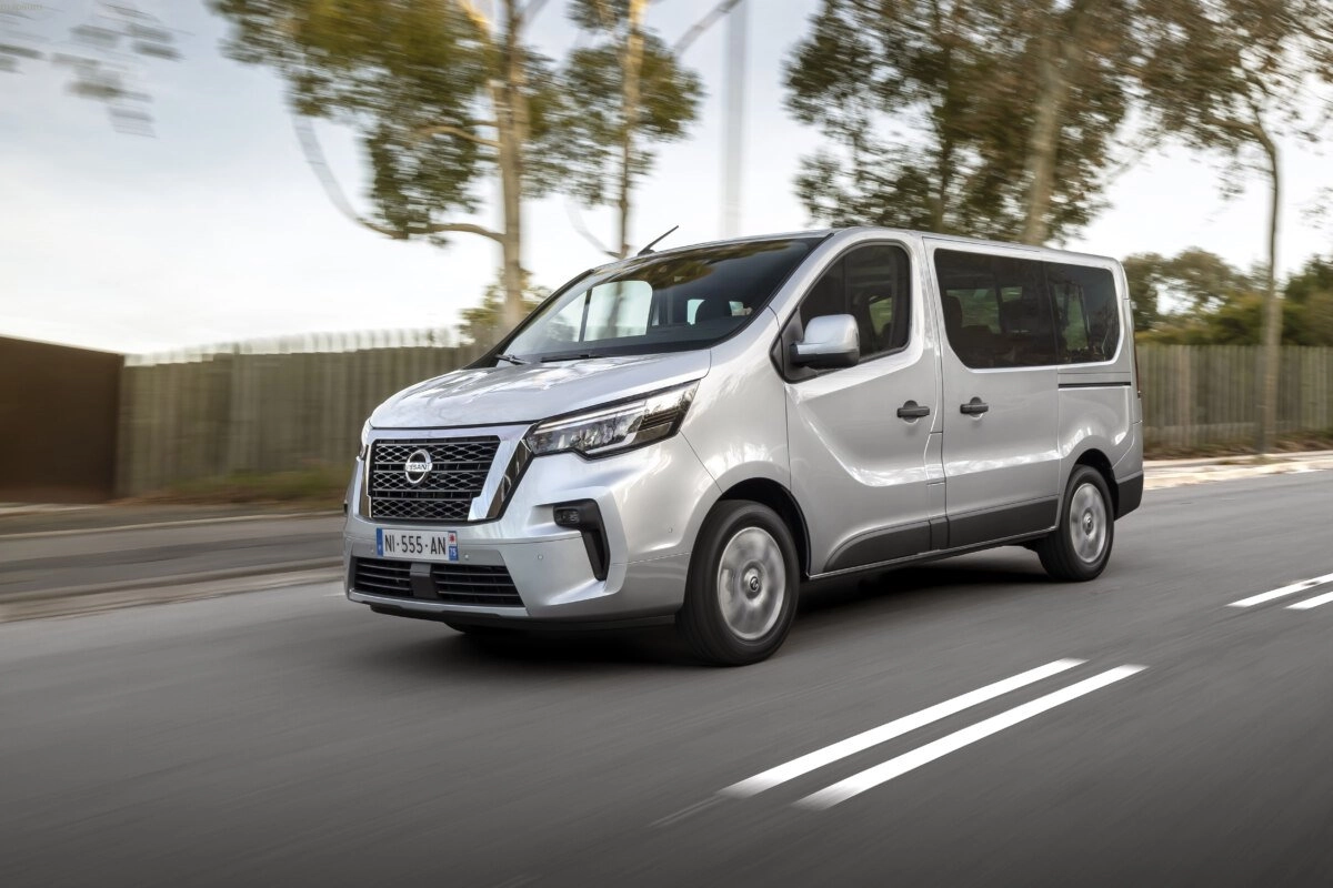 Поступил в продажу обновленный 9-местный минивэн Nissan NV300 Combi