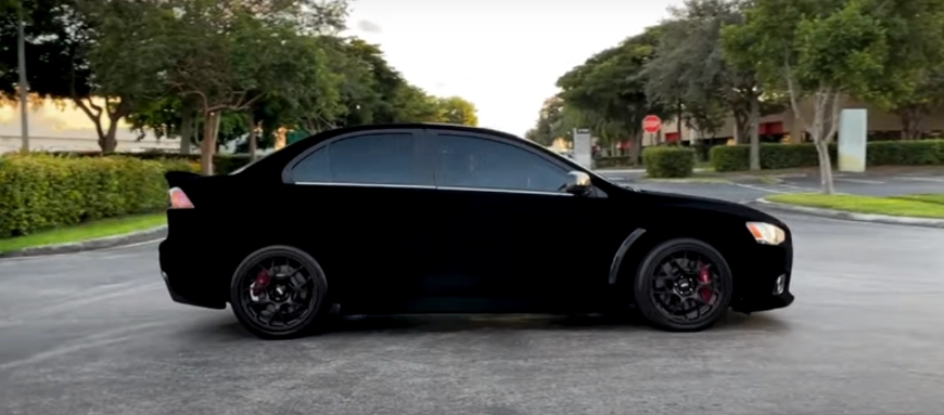 В Сети показали самый чёрный в мире Mitsubishi Lancer Evo