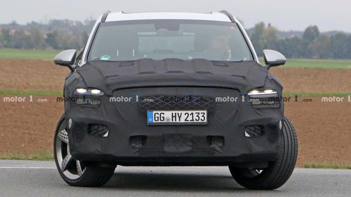 Замечен прототип закамуфлированного кроссовера Genesis GV70 Замечен прототип закамуфлированного кроссовера Genesis GV70