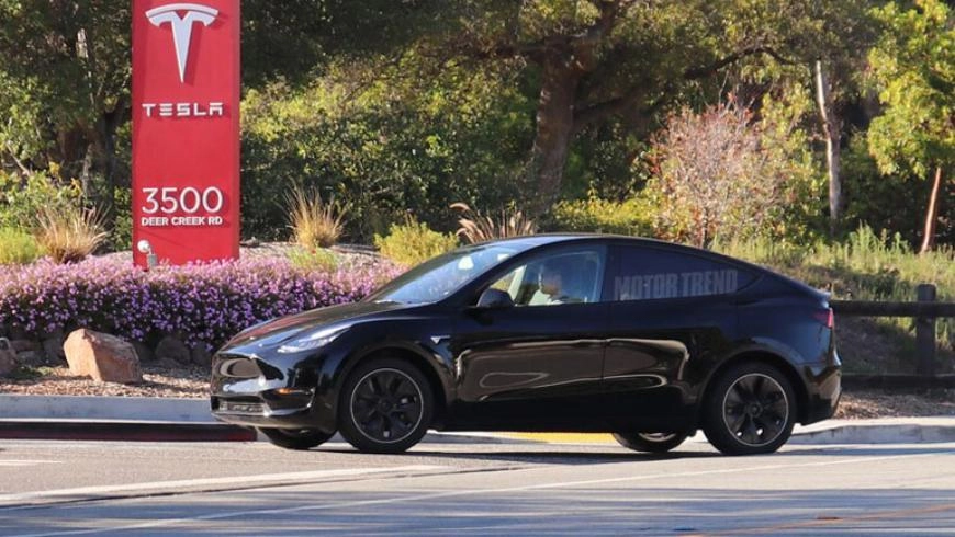 Первые фотографии нового внедорожника Tesla появились в Сети Первые фотографии нового внедорожника Tesla появились в Сети