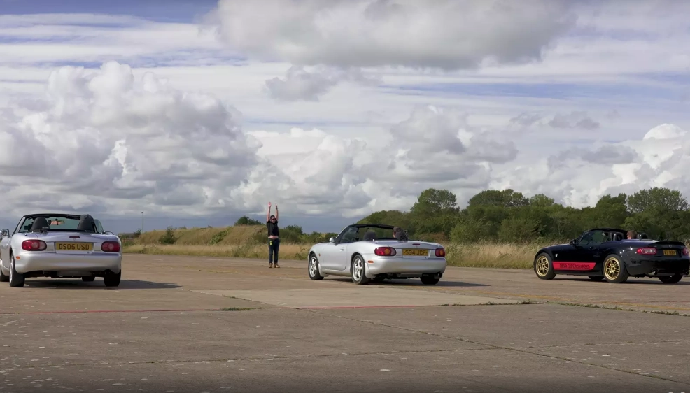Столкновение стокового и тюнингованного родстеров Mazda MX-5 в дрэге Столкновение стокового и тюнингованного родстеров Mazda MX-5 в дрэге