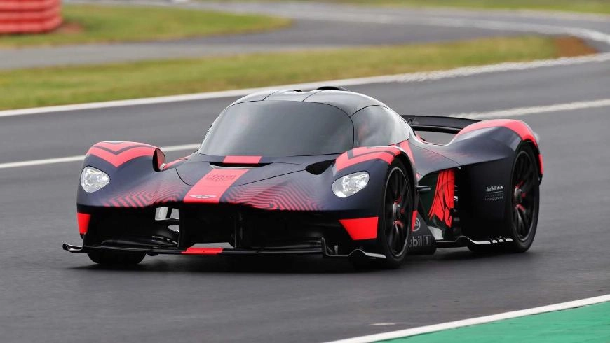 Итак, что же такого необычного в гибридном гиперкаре Aston Martin Valkyrie? Итак, что же такого необычного в гибридном гиперкаре Aston Martin Valkyrie?