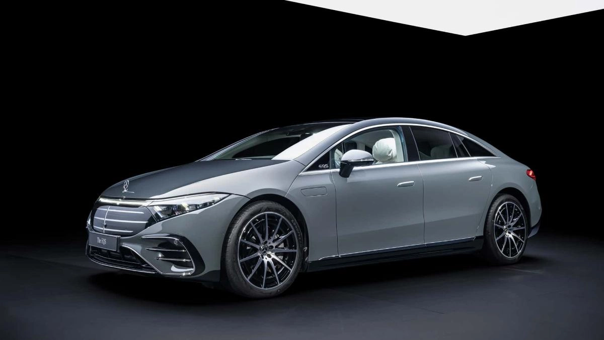 Из-за чего электрический Mercedes EQS 2025 года выглядит хуже обычного S-class 