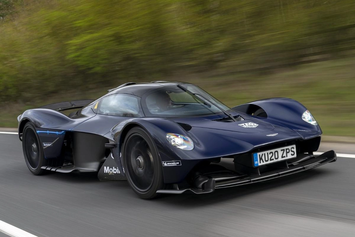 Суперкар Aston Martin Valkyrie примет участие в гонках в Ле-Мане 2025 году Суперкар Aston Martin Valkyrie примет участие в гонках в Ле-Мане 2025 году
