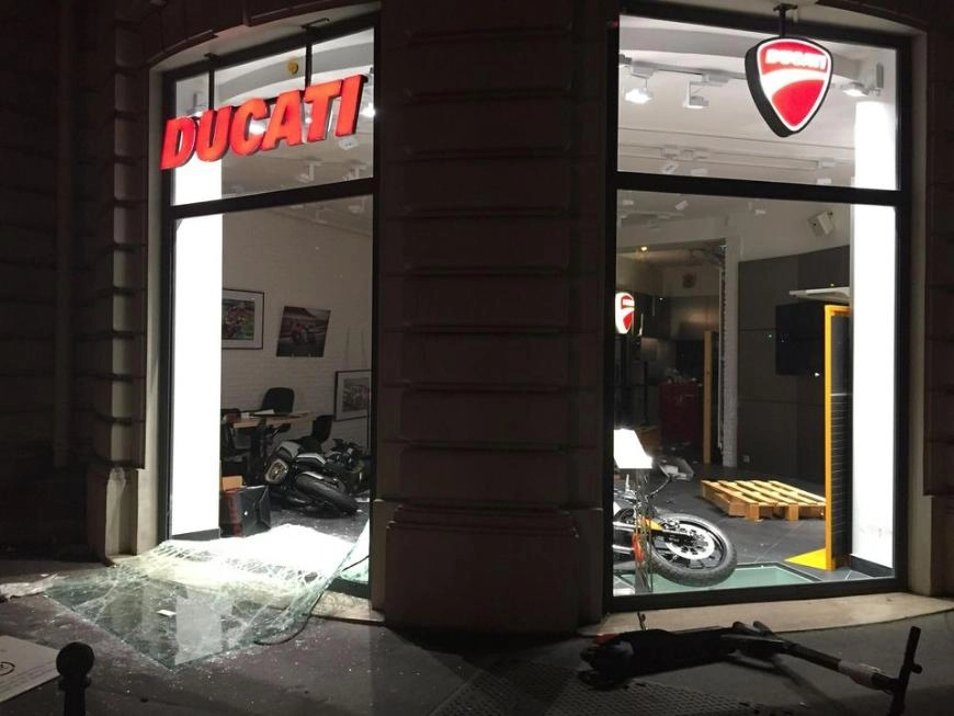 В Париже футбольные фанаты разгромили салон Ducati В Париже футбольные фанаты разгромили салон Ducati