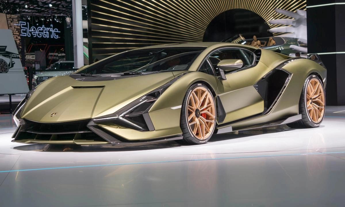 Владелец эксклюзивного Lamborghini Sian прибыл на вручение авто 