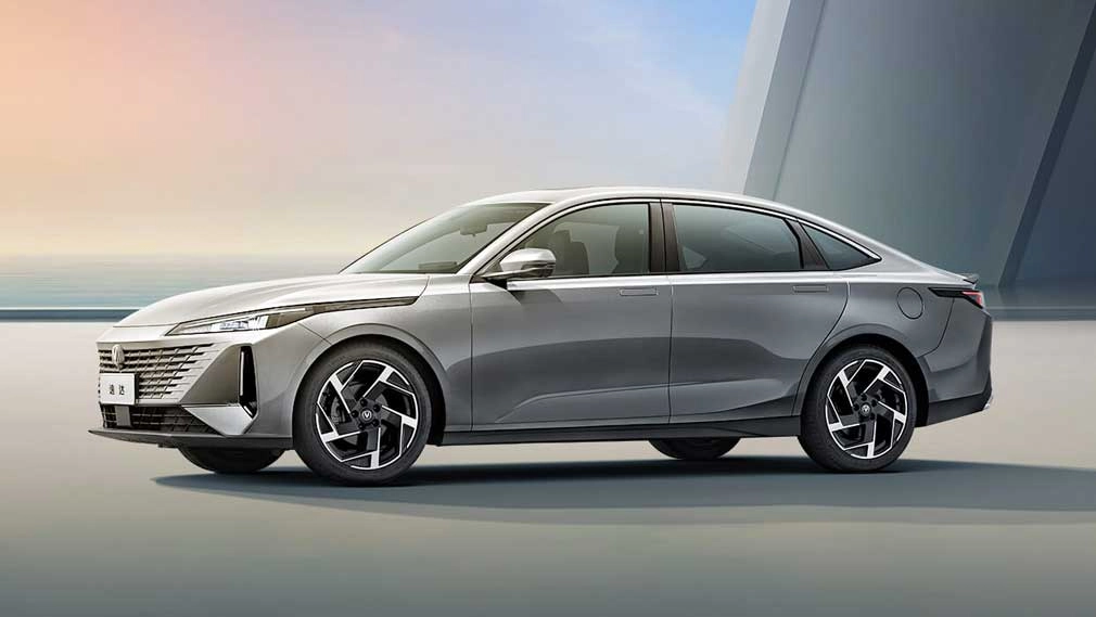 В России объявлен старт продаж китайского седана Changan Lamore стоимостью в 2,3 млн рублей