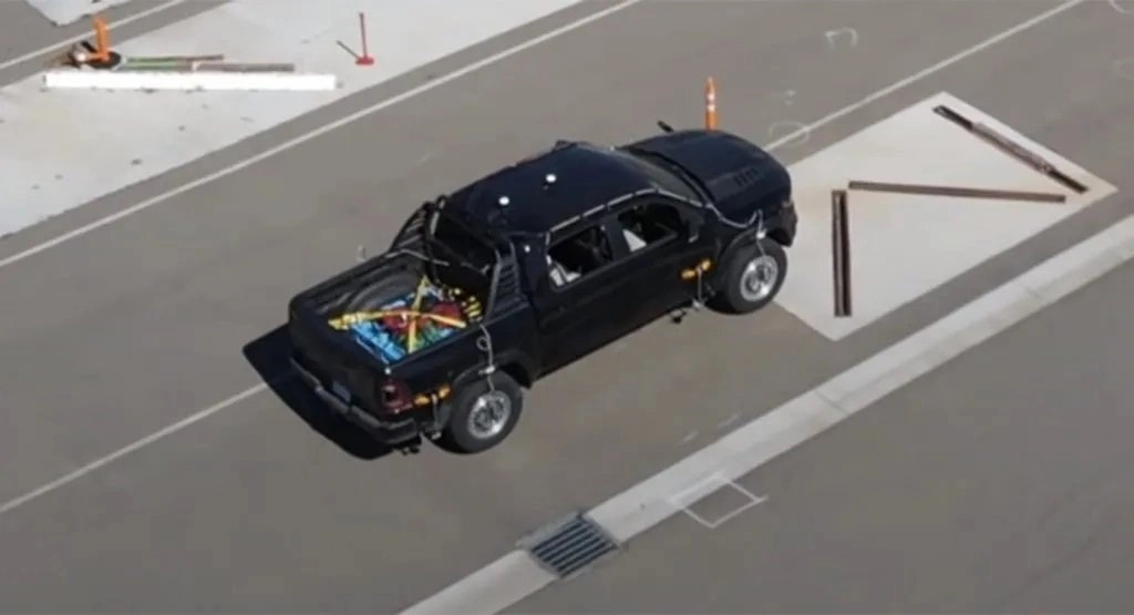 Tesla тестирует RAM 1500 TRX для разработки своего пикапа Cybertruck Tesla тестирует RAM 1500 TRX для разработки своего пикапа Cybertruck