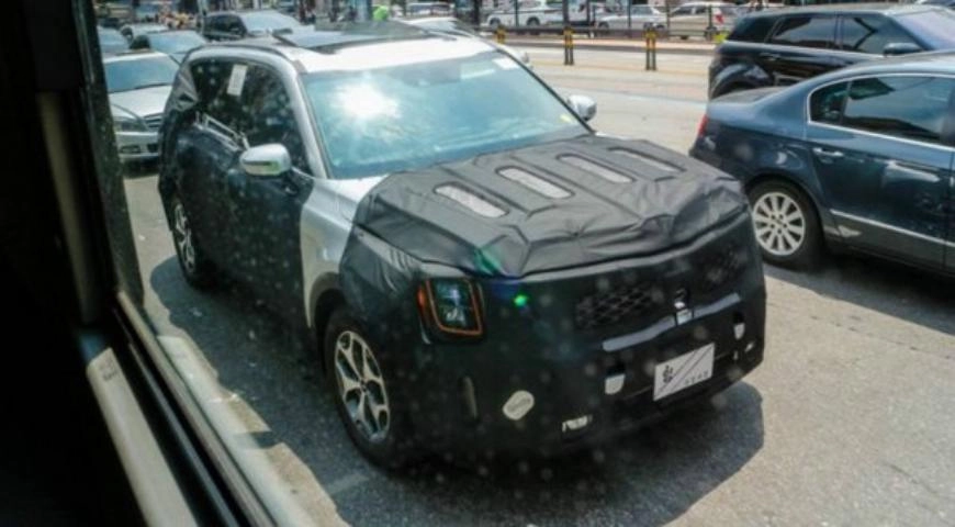 KIA тестирует новый внедорожник в частичном камуфляже