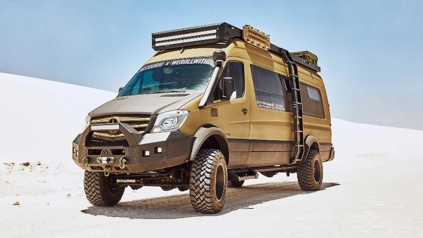 Этот автодом Sprinter Expedition отлично подходит для бездорожья Этот автодом Sprinter Expedition отлично подходит для бездорожья