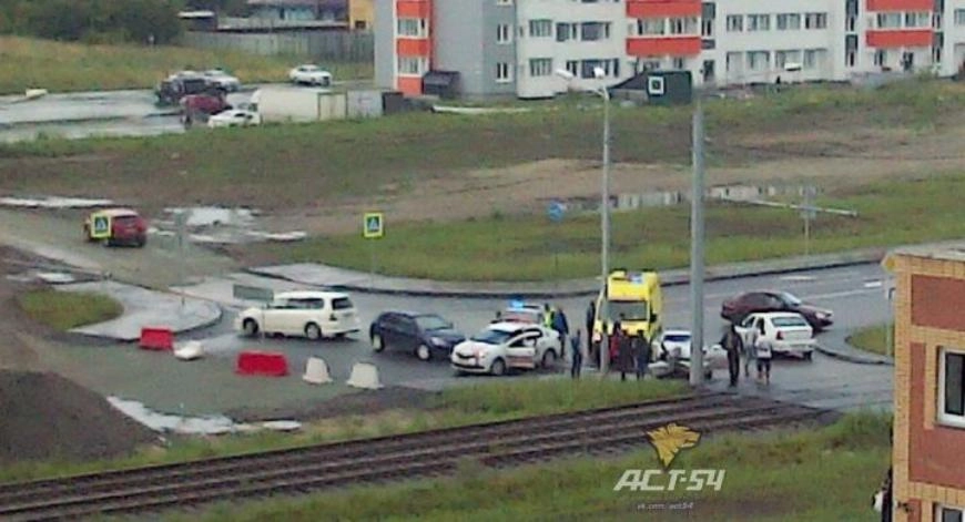 В Новосибирске иномарка с ребенком врезалась в столб В Новосибирске иномарка с ребенком врезалась в столб