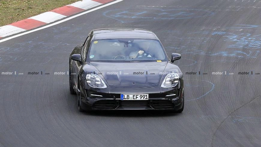 Инженеры Porsche тестируют электрический универсал Taycan Cross Turismo Инженеры Porsche тестируют электрический универсал Taycan Cross Turismo