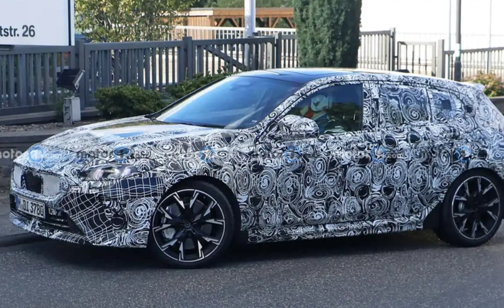 Долгожданный автомобиль BMW 1 Series Estate запечатлен на эксклюзивных шпионских снимках Долгожданный автомобиль BMW 1 Series Estate запечатлен на эксклюзивных шпионских снимках
