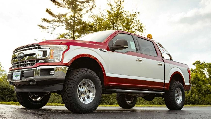 Пикап Ford F-150 представлен в ретро-стиле. Такую машину можно купить Пикап Ford F-150 представлен в ретро-стиле. Такую машину можно купить
