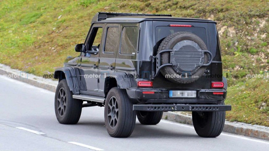 mercedes-benz-g-class-4x42-spy-photos (2).jpg