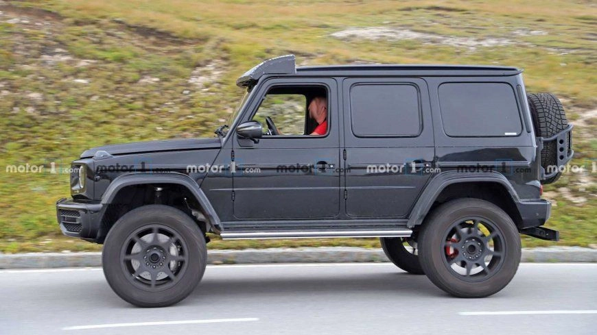 mercedes-benz-g-class-4x42-spy-photos (1).jpg