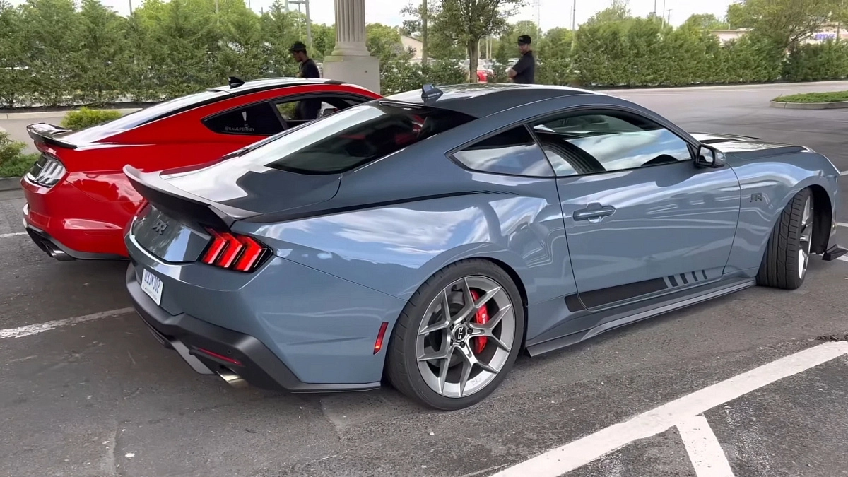 Посмотрите на новый Ford Mustang S650 RTR Spec 2 рядом с его предшественником