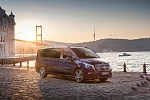 В Mercedes-Benz V-Class от OKCU есть кофемашина для эспрессо и холодильник для шампанского