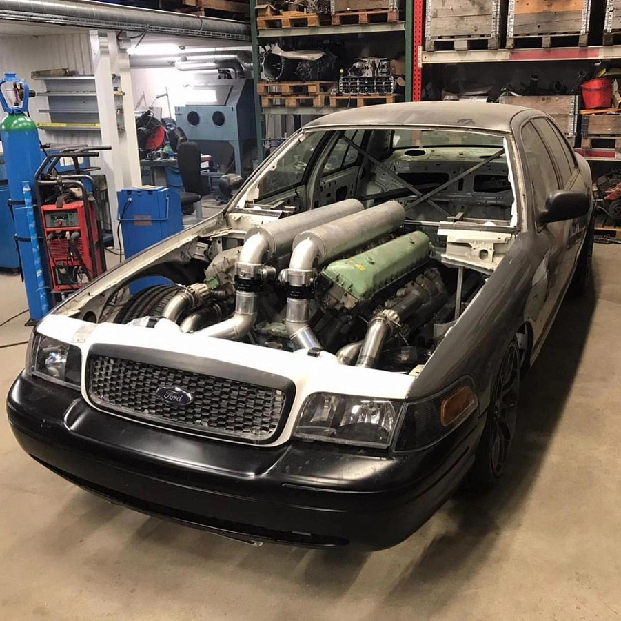 Этот Ford Crown Victoria оснащен 27-литровым V12 с двойным турбонаддувом Этот Ford Crown Victoria оснащен 27-литровым V12 с двойным турбонаддувом