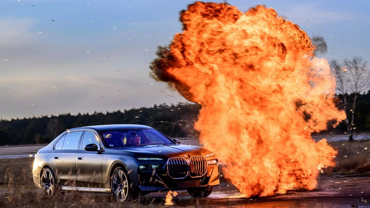 BMW научит вас водить бронированные автомобили, как Джейсон Стэтхэм BMW научит вас водить бронированные автомобили, как Джейсон Стэтхэм