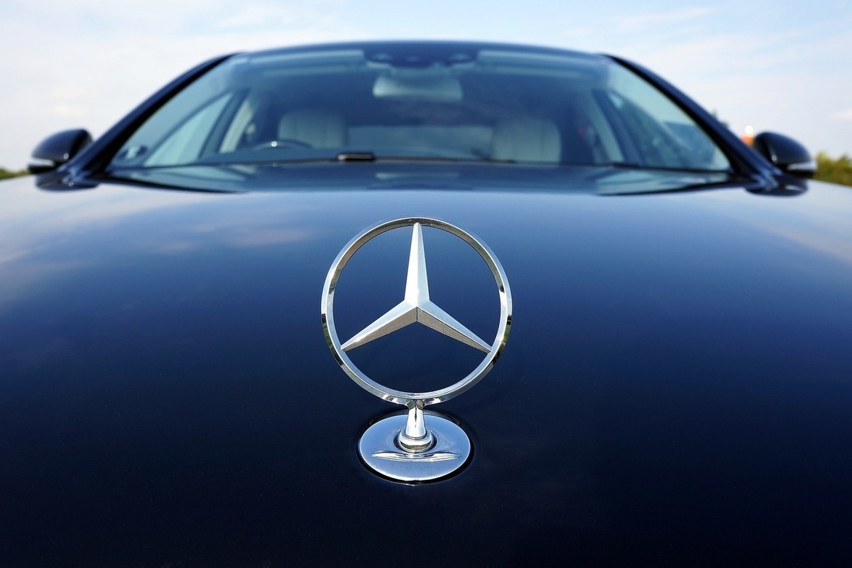 Изготовитель логотипов для автомашин Mercedes-Benz объявил о закрытии завода