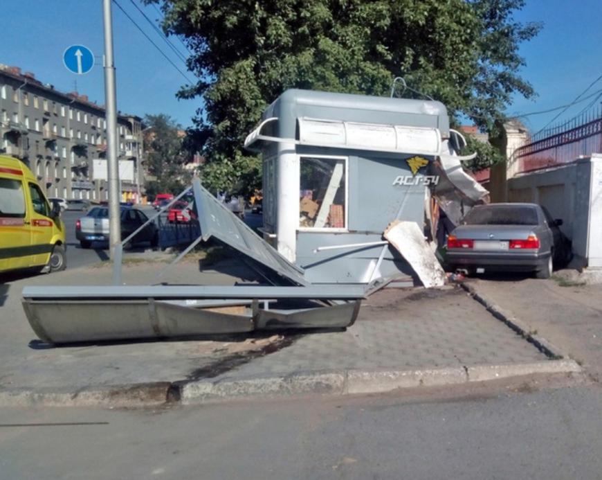 В Новосибирске BMW снес автобусную остановку