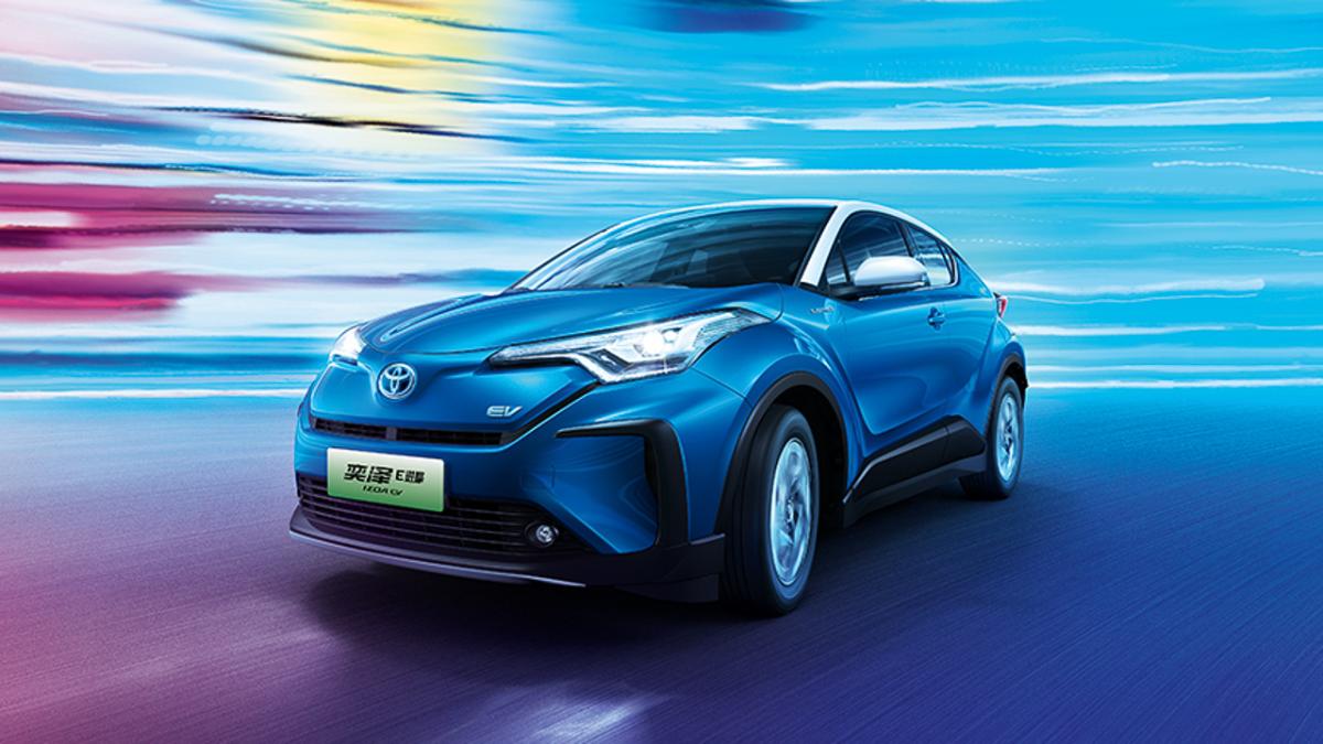 Московский дилер запустил продажи электрического кроссовера Toyota Izoa за 3,4 млн рублей