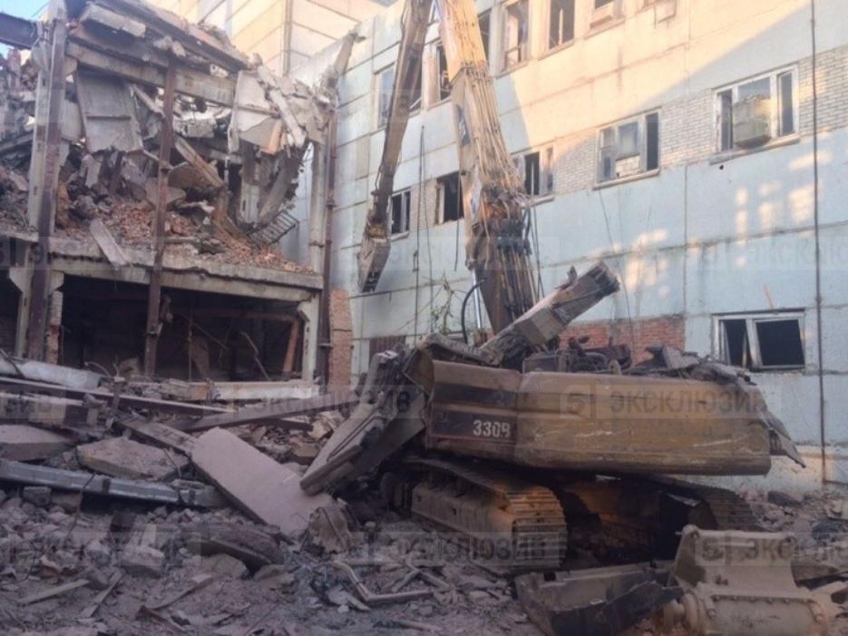 При демонтаже старого технического здания в Подмосковье погиб оператор экскаватора