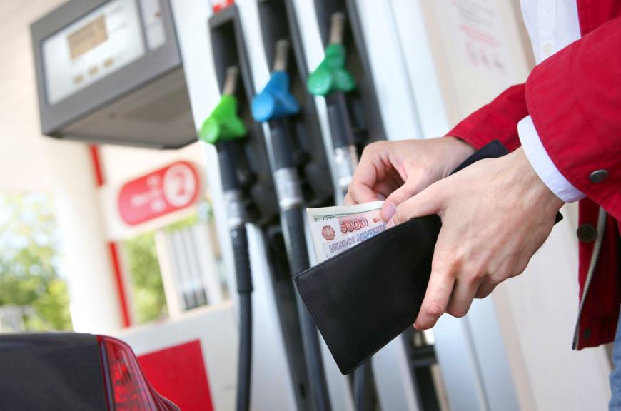 В России заморозку цен на бензин решили продлить еще на три месяца 