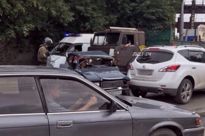 В массовом ДТП в Новосибирске пассажирку зажало в авто