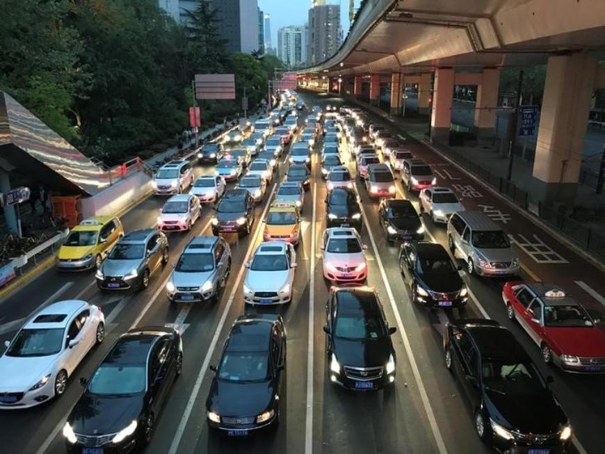 Продажи автомобилей в Китае снизились на 6% по итогам сентября
