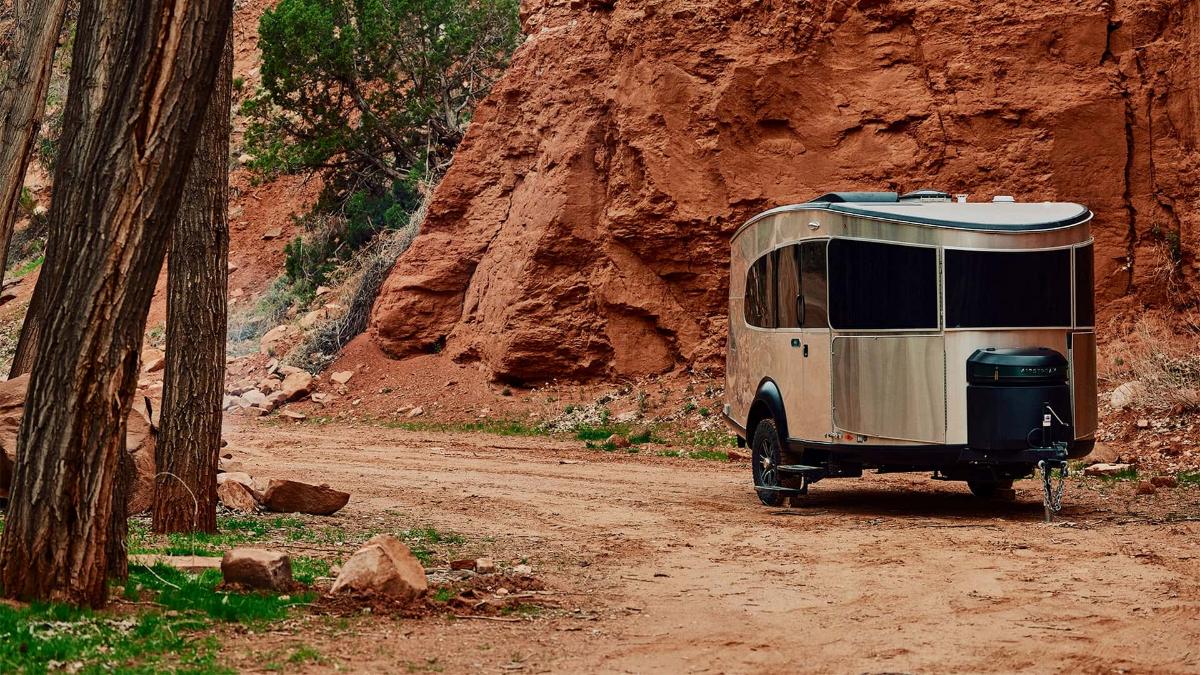 Компании Airstream и REI представили огромный трейлер Overland Camper  Basecamp