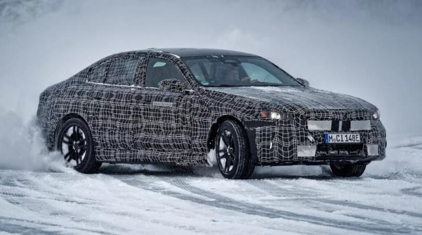 Новый электрический седан BMW i5 проходит снежные испытания в Швеции 