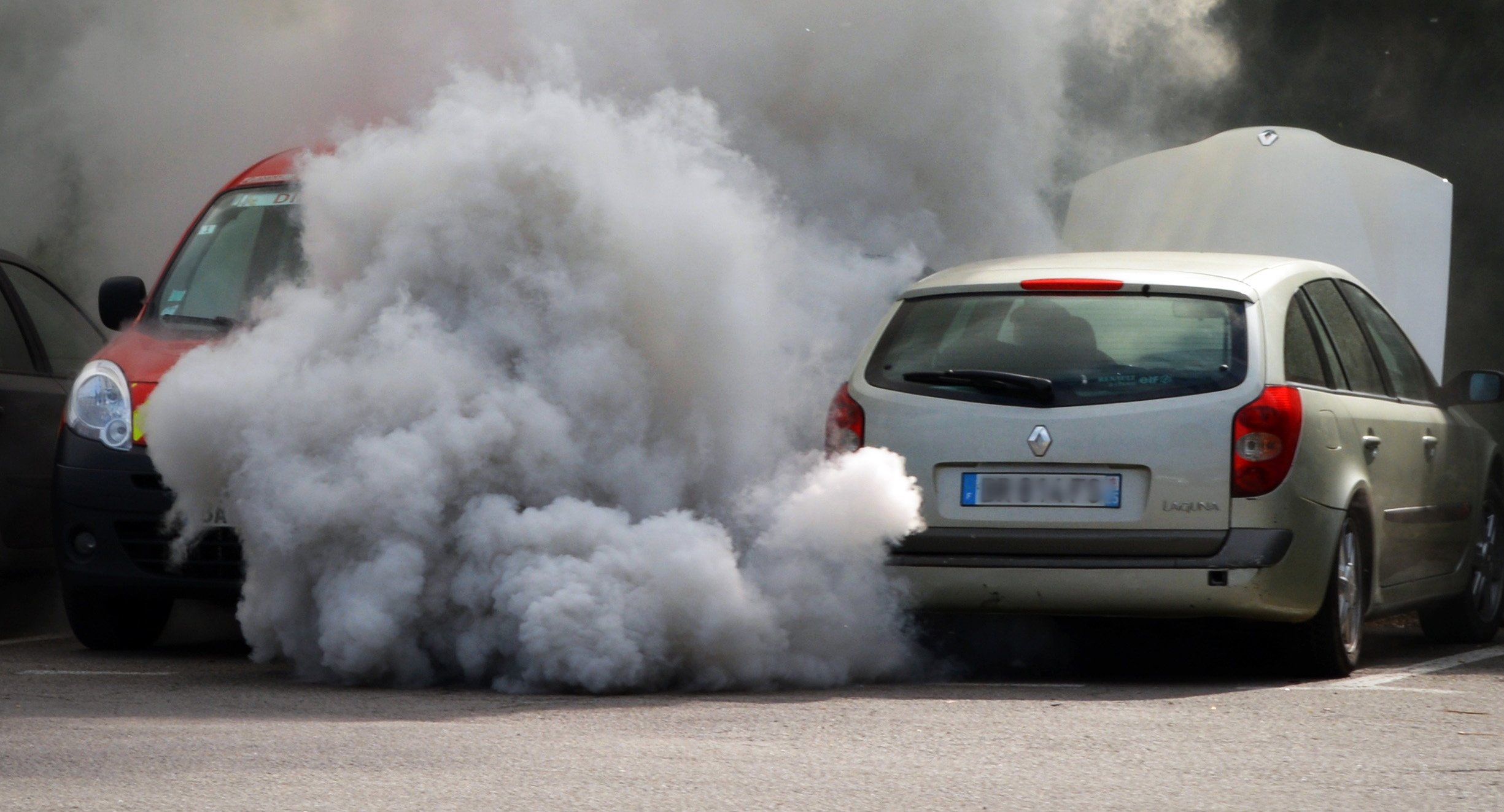 Выбросы двигателей автомобиля. Машины загрязняют воздух. Выхлоп машины. Загрязнение воздуха машинами. Автомобильные выхлопы.
