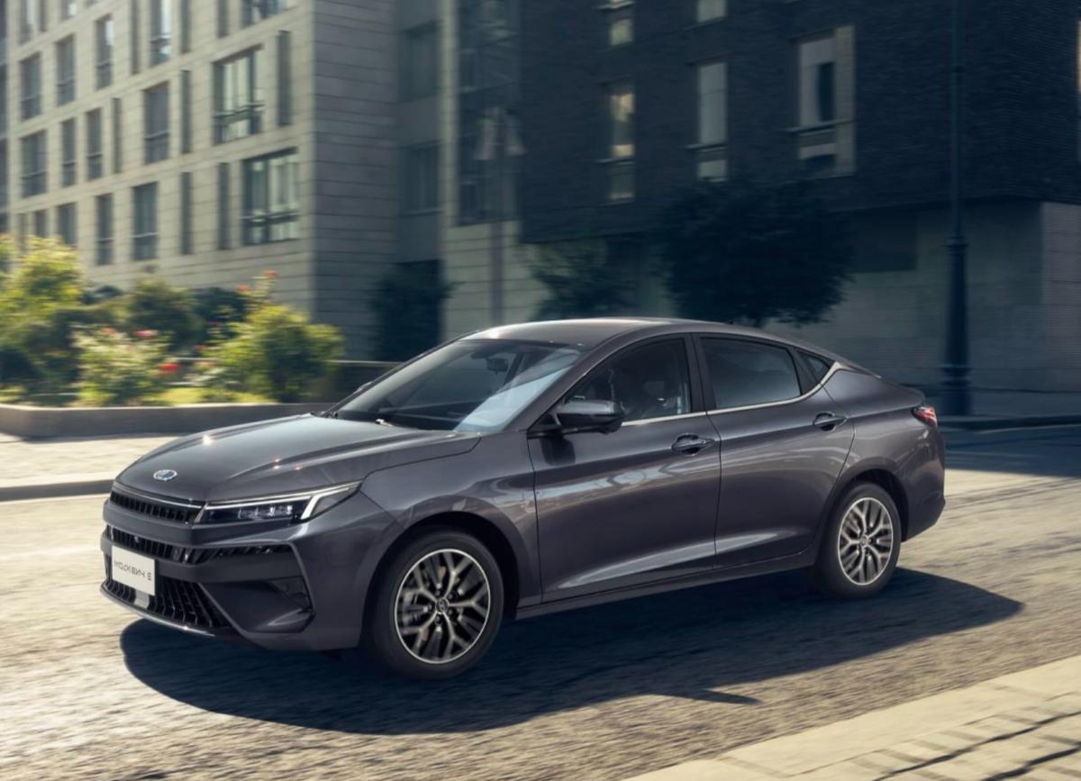 «Москвич 6» больше не продают в Питере: вместо лифтбека дилеры предлагают кроссоверы